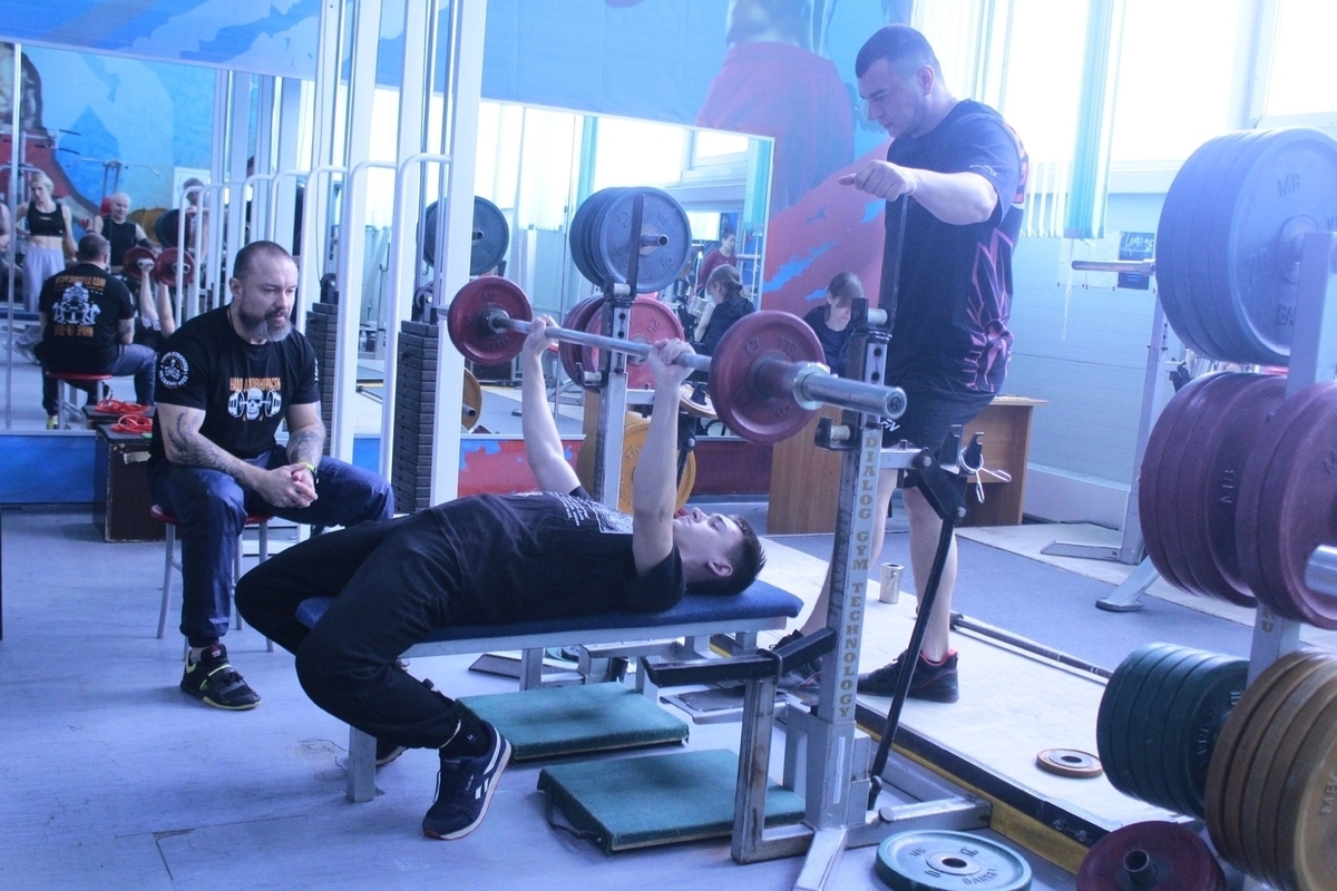 В Серпухове определили сильнейших на соревнованиях по народному жиму