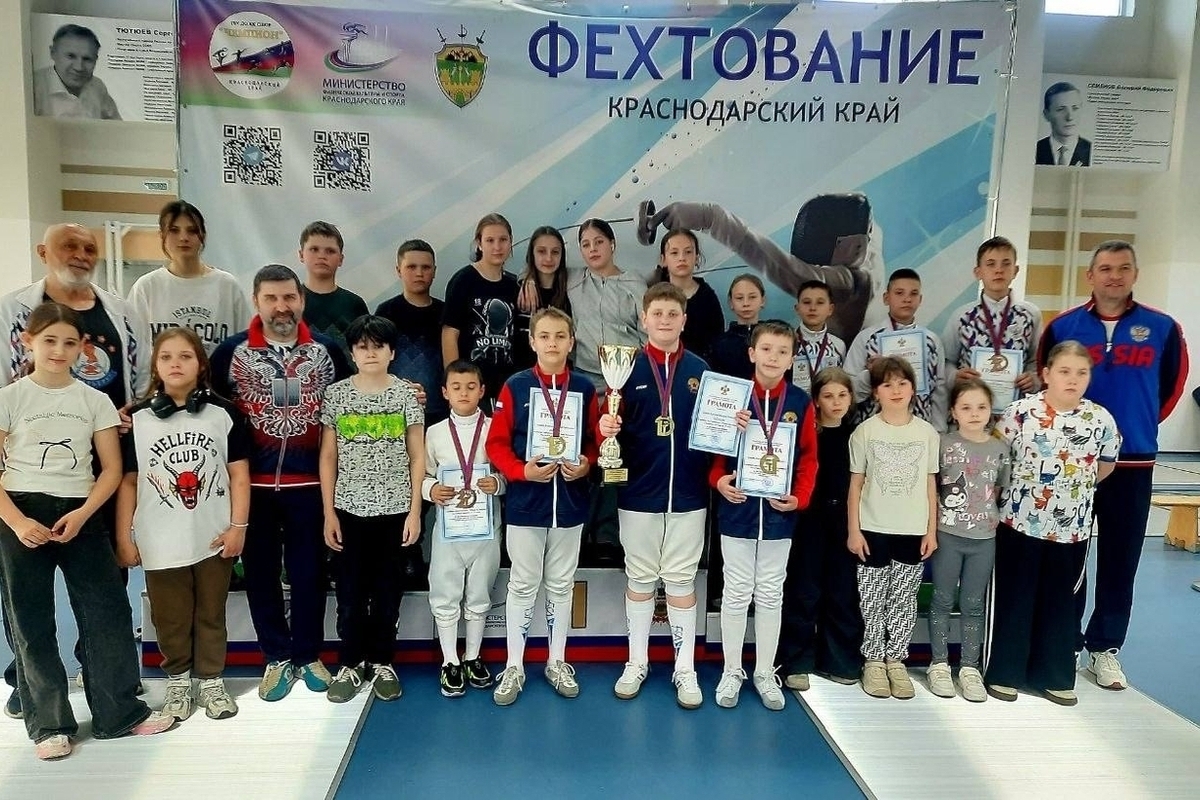 Юные фехтовальщики из ЛНР впервые выиграли общекомандный зачёт на турнире в Краснодаре